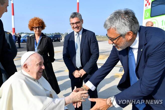 캐나다 가는 프란치스코 교황 24일(현지시간) 캐나다로 가는 전용기에 탑승하기 위해 이탈리아 로마 피우미치노 국제공항에 도착한 프란치스코 교황. [바티칸 미디어 제공. 재판매 및 DB 금지]