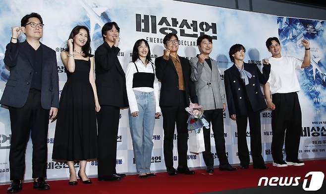 Seoul=) = Top stars were the top Super Wings at the VIP premiere of the movie Emergency Declaration.The VIP premiere of the movie Emergency Declaration was held at the Seoul COEX Megabox on the afternoon of the 25th.The premiere was attended by director Han Jae-rim, actor Kang-Ho Song, Lee Byung-hun, Jeon Do-yeon, Kim Nam-gil, Kim So-jin, Park Hae-joon, Siwan, Seol In-ah, Lee Yeol-eum, Kim Bo-min,BTSs Jin and Trotts BTS Lim Young-woong, as well as BIGBANG Tower and Lee Byung-huns wife Lee Min-jung, Actor Sul-hyun, Ko Su, Joo Jong-hyuk, Park Ji-hoo, Kim Sung-gyun, Kim Jun-hwan, Kim Si-a, Han Yu-mok, Jung Soon-won, Park Sung-woong, Hong Jong-hyun, Im Soo-jung, Kang Tae-oh, Yeop, An Sohee, Lee Ju Young, Seo Hyun, Roh Jung Hee, Im Soo-jung, Kim Hee Jung, Cho Jung Rae, Im Soo-jung, Lee Jung Jae, Jung Woo Sung, Model Han Hyun Min, Lee Ho Jung, Singer Yerin, Park Sun Joo and Im Na Young.Meanwhile, Emergency Declaration is a reality air master film about Planes, which declared unconditional landing due to unprecedented air terrorism.