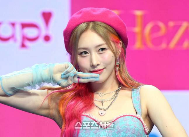 가수 헤즈(Hezz, 홍의진)가 26일 오후 서울 강남구 일지아트홀에서 진행된 싱글 앨범 ‘츄릅!(Churup!)’ 발표 기념 쇼케이스에서 취재진을 향해 포즈를 취하고 있다. 2014년 그룹 소나무로 데뷔한 Hezz는 2017년 서바이벌 프로그램 ‘아이돌 리부팅 프로젝트 더 유닛’에서 여자 1위를 하며 프로젝트 그룹 유니티의 센터로 활동하다 지난 3월 솔로로 데뷔해 활동을 이어가고 있다. 2022. 7. 26. 박진업기자 upandup@sportsseoul.com
