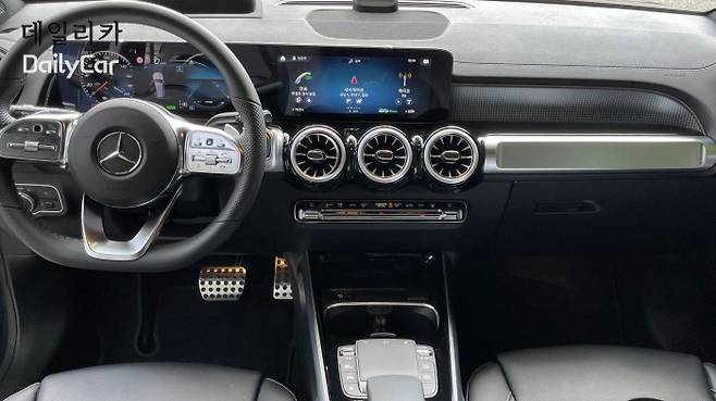 메르세데스-벤츠 EQB 실내는 GLA, GLB 등과 거의 유사한 디자인을 갖췄다.