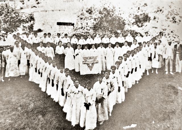 1924년 한국YWCA 하령회에 참석한 회원들이 YWCA 깃발을 들고 기념 촬영하는 모습. 국민일보DB