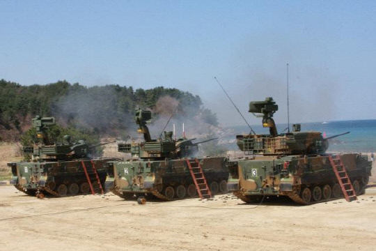 지난 2018년 4월 고성 마차진사격장에서 육군3기갑여단 방공중대 K30 자주대공포 '비호'가 훈련하고 있는 모습. 사진=육군 3기갑여단 제공