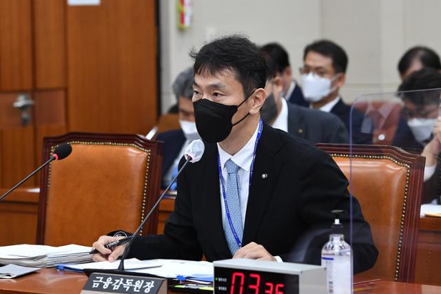 이복현 금융감독원장이 28일 서울 여의도 국회에서 열린 정무위원회에서 의원들의 질의에 답하고 있다. 오대근 기자