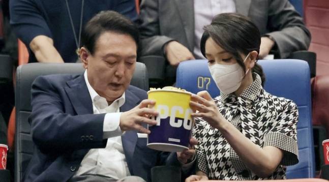 윤석열 대통령(왼쪽)과 부인 김건희 여사가 지난 6월12일 오후 서울 성동구의 한 영화관에서 영화 '브로커' 상영 시작을 기다리고 있다. 대통령실 제공