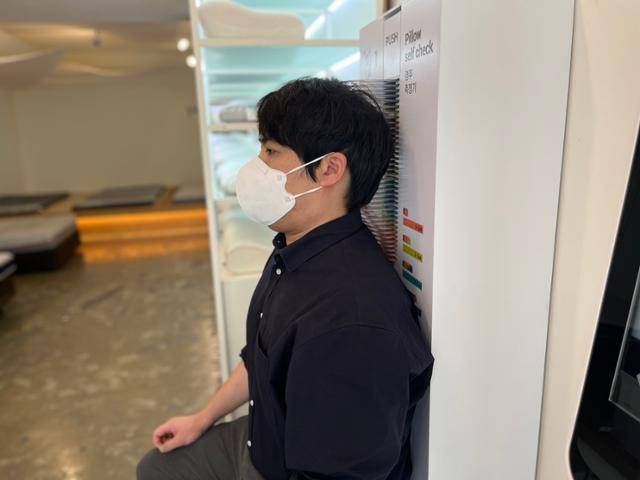 지난 18일 서울 강남구의 한 베개 체험 매장에서 본보 기자가 경추 높이를 측정하고 있다. 이승엽 기자