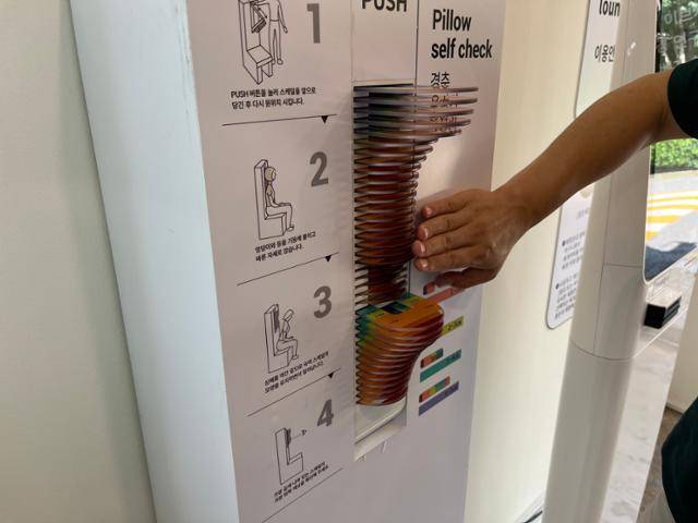 지난 18일 서울 강남구의 한 베개 체험 매장에서 본보 기자가 경추 높이를 측정해봤다. 이승엽 기자