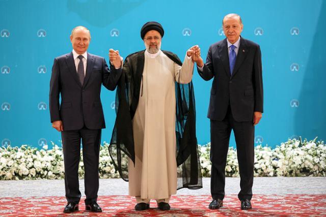 블라디미르 푸틴 러시아 대통령(왼쪽부터), 에브라힘 라이시 이란 대통령, 레제프 타이이프 에르도안 튀르키예 대통령이 19일 이란 수도 테헤란에서 3자 회담에 앞서 기념사진을 찍고 있다. 테헤란=AP 연합뉴스