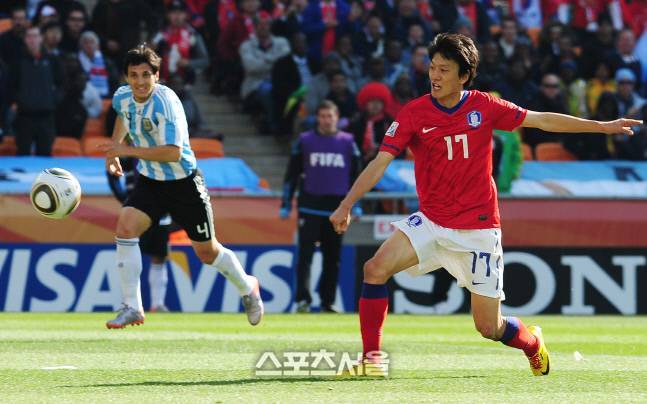 이청용이 지난 2010년 남아공월드컵 아르헨티나전 전반 막판 만회골을 넣고 있다. 최승섭기자