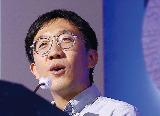 수학계의 노벨상으로 불리는 ‘필즈상’을 받은 허준이(한국 고등과학원 석학교수) 미국 프린스턴대 교수가 7월 13일 서울 동대문구 한국과학기술원 한국고등과학원에서 2022 필즈상 수상 기념 강연을 하고 있다. 사진 뉴스1