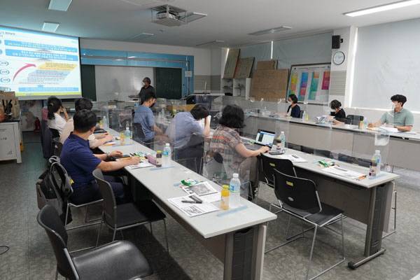 2021년 7월 부산대학교 지구관 에서 과제 중간보고회를 진행 중인 화산특화연구센터. 화산특화연구센터