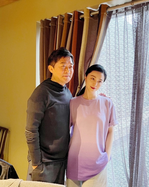 Fan Bingbing, the top Chinese star, remembered his time in Korea.Fan Bingbing uploaded several photos on his instagram on the 1st, along with an explanation of taking a commemorative photo with friends.In the public photos, Fan Bingbing, who met Actor Jung Woo-sung, Lee Jung-jae, Kang Ha-neul, Park Chan-wook, and Kang Jae-gyu, is shown.Fan Bingbing recently made a special appearance on the JTBC drama The Insider.The Insider appearance was Fan Bingbings first Korean drama outing.
