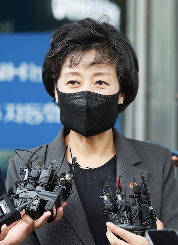 박순애 사회부총리 겸 교육부장관이 1일 서울 한국교육시설안전원에서 초등학교 입학연령 하향안에 대해 발언하고 있다. 연합뉴스