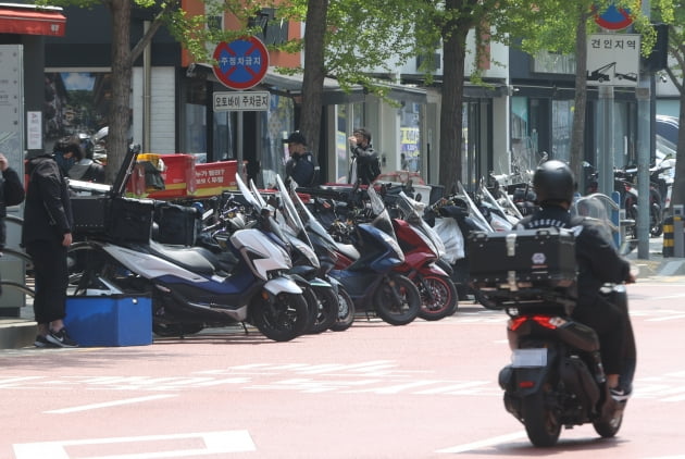 서울 용산구 한남동 거리에서 대기중인 배달 오토바이들의 모습. (사진=연합뉴스)