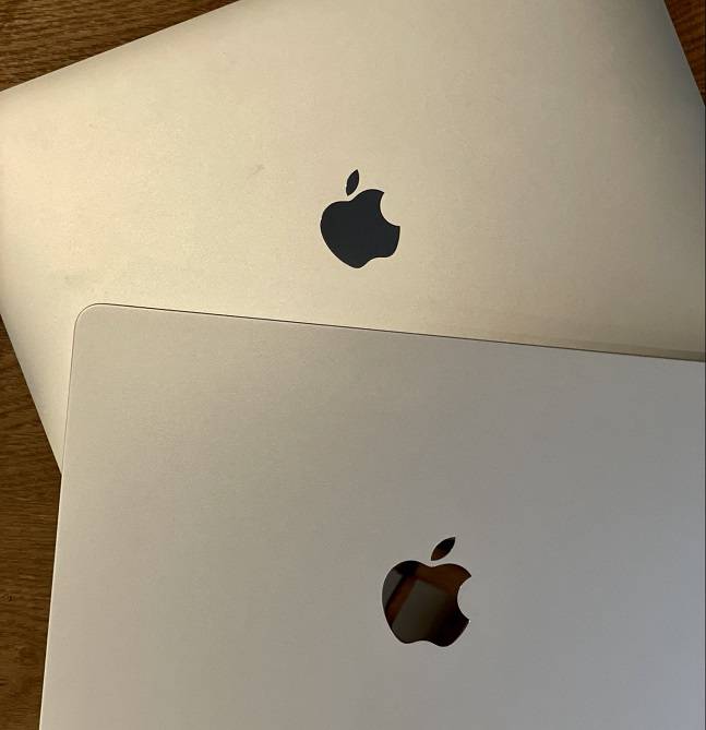 M2 탑재한 맥북 에어 신제품(아래)과 지난 2020년 출시한 맥북 에어 구형(위) /사진=백유진 기자 byj@