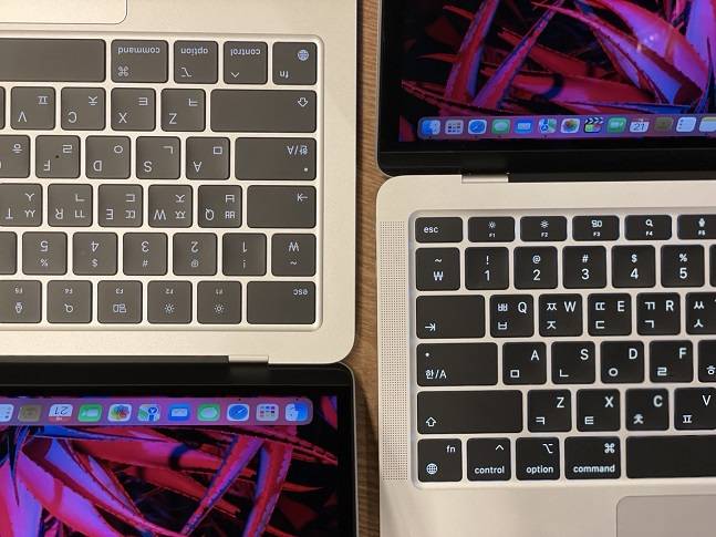 M2 탑재한 맥북 에어 신제품(왼쪽)과 지난 2020년 출시한 맥북 에어 구형(오른쪽) 키보드. 신작에서는 키보드 양쪽에 위치하던 스피커도 사라졌다. /사진=백유진 기자 byj@