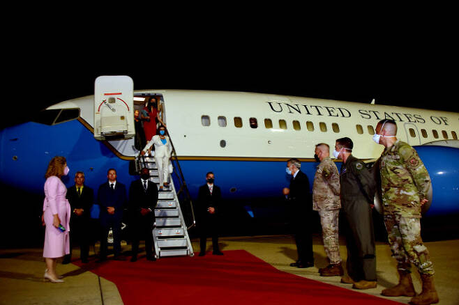 3일 밤 오산 미군기지에 도착한 펠로시 의장. 맨 오른쪽에서 네번째가 필립 골드버그 주한 미 대사, 그 오른쪽이 폴 라카메라 한미연합군사령관(미 육군 대장). 사진=주한 미 대사관 트위터