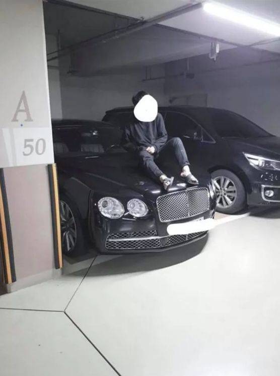 인증샷을 남기기 위해 한 남성이 모르는 사람의 벤틀리에 올라가 포즈를 취하고 있다. /페이스북