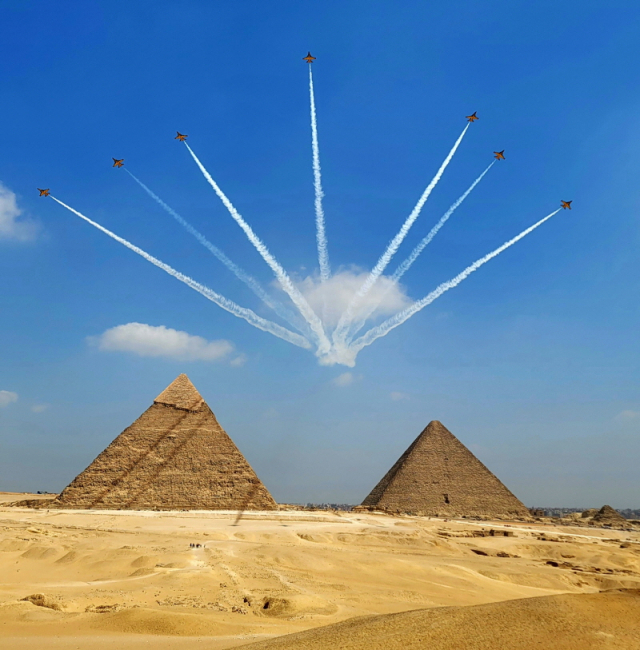 ▲대한민국 공군의 블랙이글스가 이집트 피라미드 상공에서 공중곡예를 하고 있다. ⓒKAI