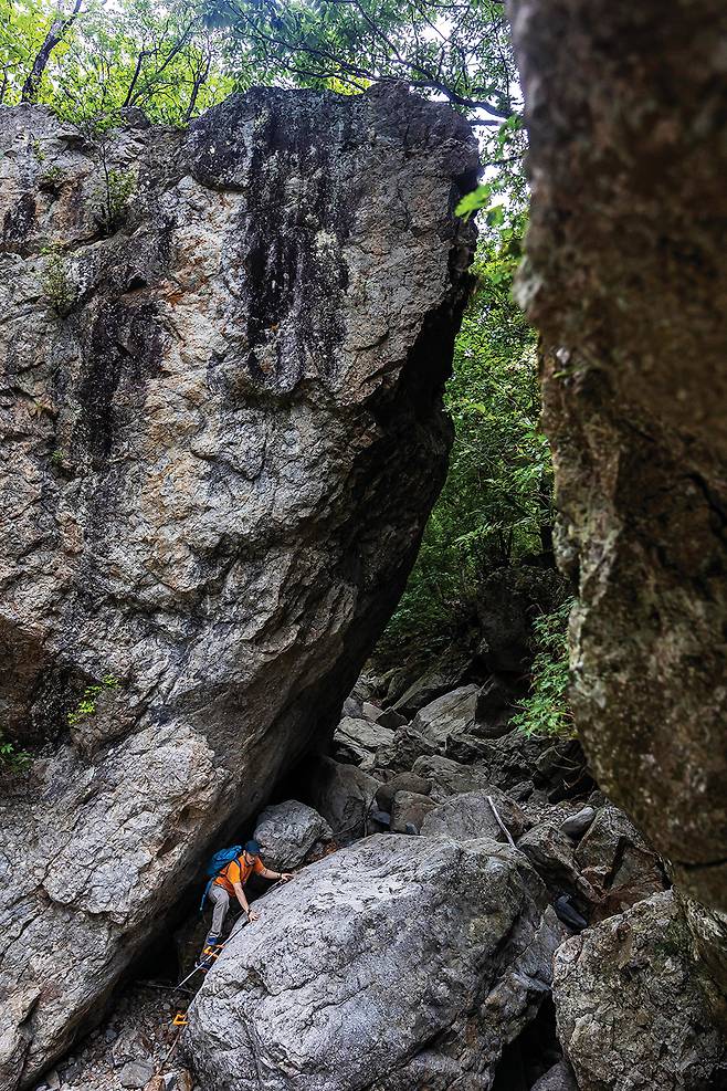 산터골을 오르기 위해서는 큰 바위를 이리저리 넘어 다녀야 한다.