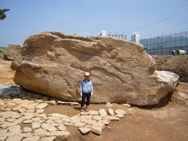 지난 2006년 발견 당시 김해 구산동 지석묘 상석과 주변 묘역의 모습. 익명을 요구한 고고학계의 한 연구자가 제공했다.