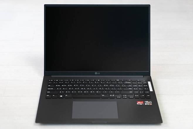 리뷰 제품은 16인치며, 조만간 14인치도 함께 출시된다. 출처=IT동아