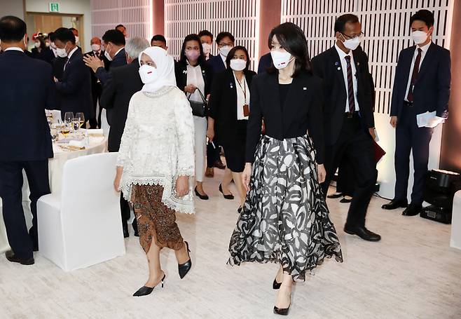 김건희 여사가 지난달 28일 서울 용산 대통령실 청사에서 열린 조코 위도도 인도네시아 대통령 방한 공식 만찬에서 조코위 대통령 배우자 이리아나 여사와 함께 만찬장으로 입장하고 있다. 대통령실통신사진기자단