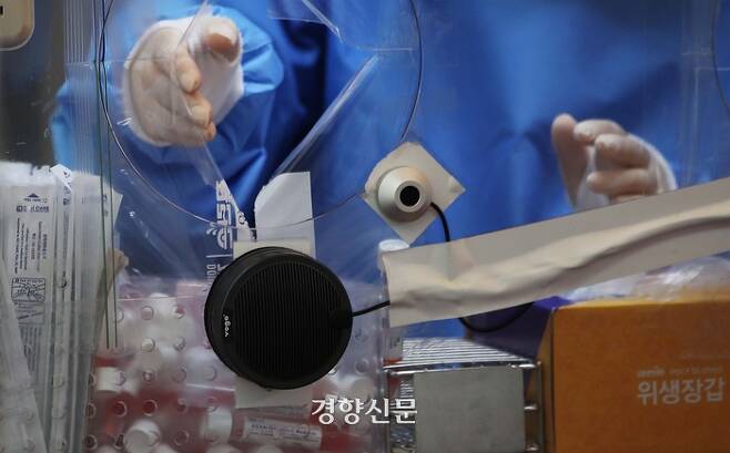 코로나19 신규 확진자가 11만2901명 나온 5일 서울 중구보건소 선별진료소에서 의료진이 PCR키트를 시민에게 건네주고 있다. /한수빈 기자