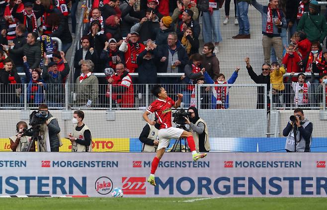 2022-23시즌 독일 분데스리가 개막이 하루 앞으로 다가온 가운데 4명의 한국 선수들의 활약이 기대된다. 사진은 지난 시즌 라이프치히와의 경기에서 골을 넣고 세리머니하는 정우영. /사진=로이터