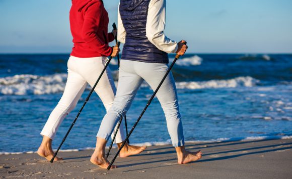 폴을 짚으며 걷는 노르딕 워킹은 전신 근육을 향상시키고 심장질환 환자 재활에도 유용하다. [사진=gbh007/게티이미지뱅크]