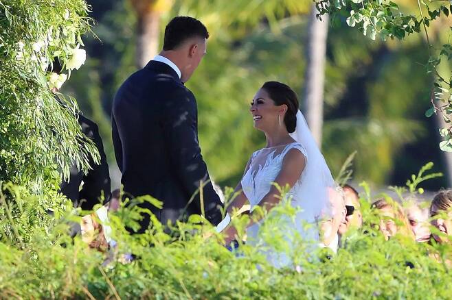 애런 저지(왼쪽)와 사만다 브랙시크가 작년 12월 하와이에서 결혼식을 올리는 과정에서 서로를 바라보고 있다. /MEGA