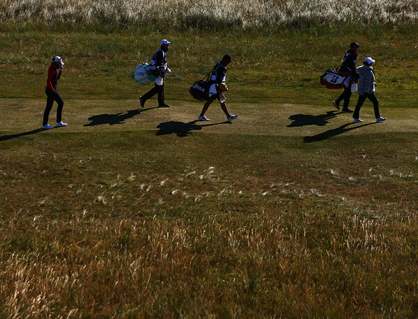 2022년 미국여자프로골프(LPGA) 투어 메이저 골프대회 AIG여자오픈에 출전한 고진영(오른쪽) 프로가 2라운드에서 경기하는 모습이다. 이민지 프로의 캐디, 넬리 코다도 함께 이동 중이다. 사진제공=Chloe Knott/R&A/R&A via Getty Image