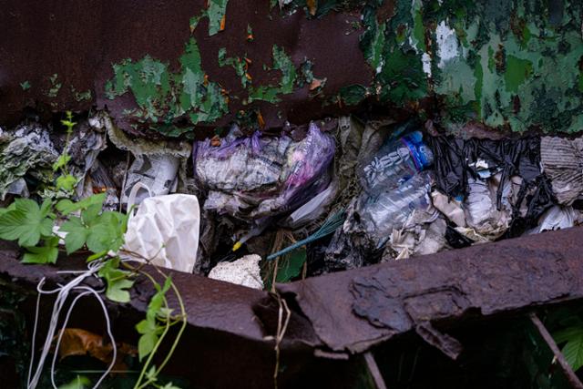 분류되지 않은 재활용 쓰레기들이 무분별하게 일반 폐기물과 뒤섞여 있다.