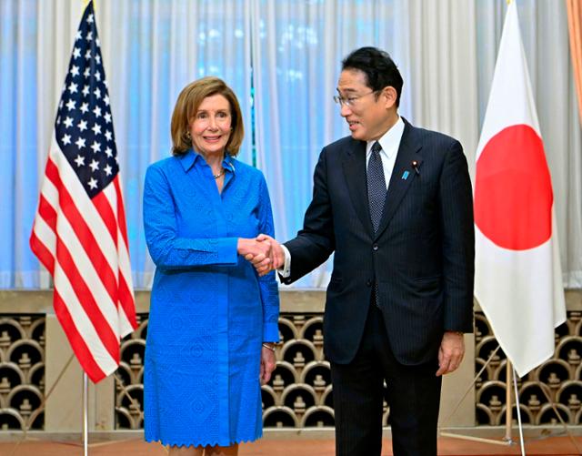낸시 펠로시 미 하원의장이 5일 도쿄에서 기시다 후미오 일본 총리와 만나 악수를 하고 있다. 도쿄=AP 연합뉴스