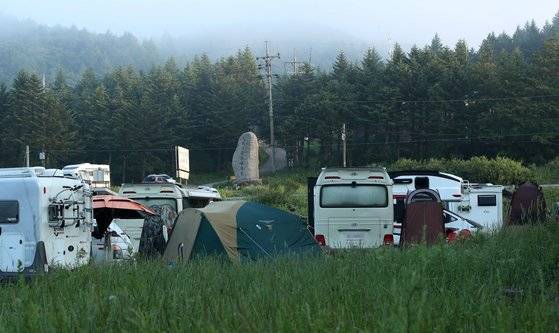 3일 새벽 강원 평창군 옛 영동고속도로 대관령 휴게소 광장이 열대야를 피해 온 피서객들이 타고 온 캠핑카로 가득하다. 사진은 기사와 직접 관계 없음. 연합뉴스