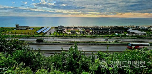 ▲ 4일 오전 6시 40분쯤 동해시 동해대로 6437(망상동)에 위치한 동해고속도로 삼척방향 동해휴게소 전망대에서 동해고속도로·7번국도·영동선기찻길·동해바다뱃길·하늘길이 시루떡을 잘라 놓은듯 층층이 저마다 다른 그림을 보여주고 있다. 고속도로와 국도엔 버스와 승용차가, 먼바다엔 배 한 척이 항해하고 있는 가운데 해돋이 직후 구름에 갖혀 내비치는 태양의 아우라가 수평선 위 하늘을 아름답게 수 놓고 있다.