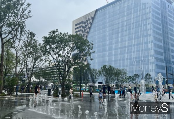 광화문광장에 설치된 분수 앞에서 신나게 물놀이를 하는 아이들. /사진=하영신 기자