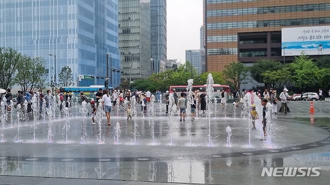 [서울=뉴시스] 신재현 기자=6일 서울시에 따르면 광화문광장은 착공 1년9개월 만에 이날 재개장해 많은 시민들이 광장을 찾았다. 2022.08.06. photo@newsis.com