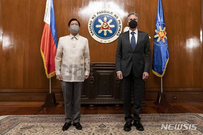 [마닐라=AP/뉴시스]필리핀을 방문한 니 블링컨 미국 국무장관(오른쪽)이 6일 마닐라 대통령궁에서 페르디난드 마르코스 대통령과 만나 기념 촬영을 하고 있다. 2022.08.06.