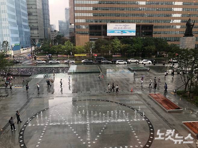 6일 1년 9개월 만에 재구조화 공사를 마치고 개장한 서울 광화문광장을 위에서 내려다본 전경. 이은지 기자
