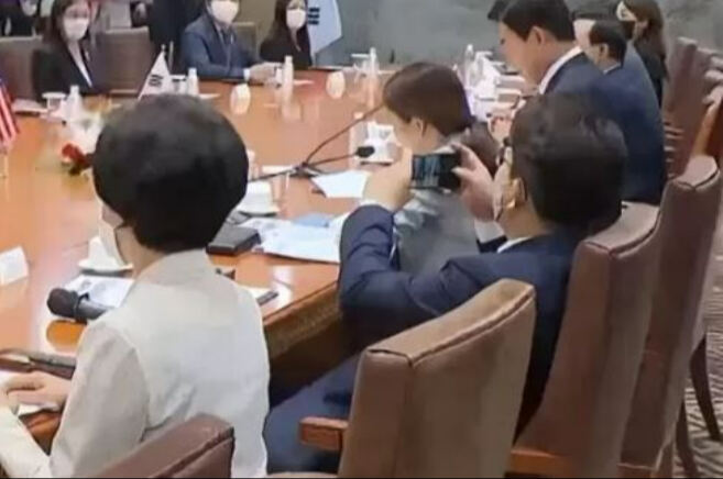지난 4일 오전 국회에서 열린 낸시 펠로시 미 하원의장과의 간담회 중 휴대전화를 꺼내 든 권성동 국민의힘 원내대표(앞줄 왼쪽에서 두번째). JTBC 방송화면 갈무리