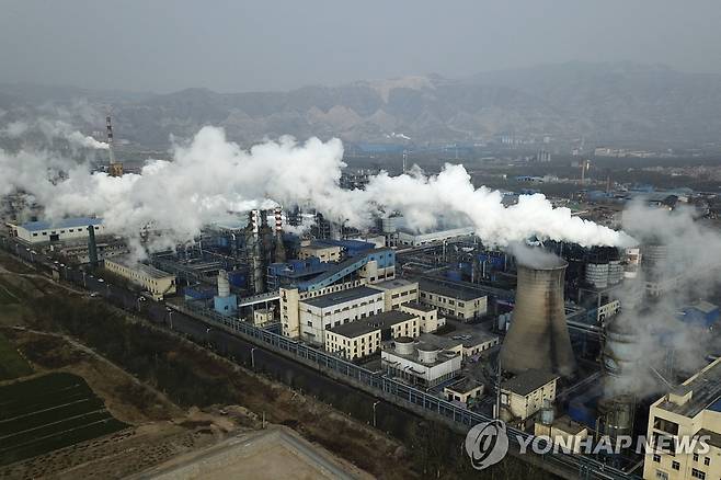 중국 샨시성의 석탄공장에서 뿜어져 나오는 매연 [AP 연합뉴스 자료사진. 재판매 및 DB 금지]