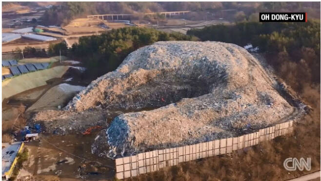 의성 쓰레기산. 출처:CNN