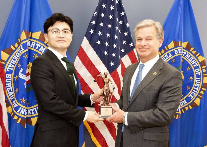 한동훈 법무부 장관(왼쪽)이 지난달 30일 미국 연방수사국(FBI)을 방문해 크리스토퍼 레이 국장과 기념 촬영하고 있다./법무부 제공