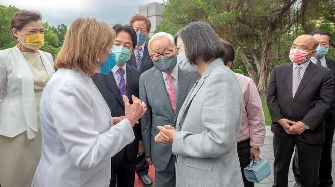 중국의 거센 반대를 무릅쓰고 대만을 방문한 낸시 펠로시(왼쪽) 미국 하원의장이 3일 타이베이에서 차이잉원 대만 총통과 오찬을 함께한 뒤 환담을 나누고 있다. 이를 지켜보고 있는 TSMC 창업자인 장중머우(가운데 백발 남성) 전 회장.ⓒ 차이잉원 페이스북