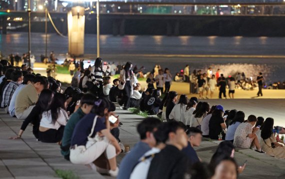 가을로 접어든다는 입추(立秋)인 7일 전국에 폭염이 계속된 가운데 서울 여의도한강공원에서 열대야를 피해 나온 시민들이 강변에 앉아 더위를 식히고 있다.