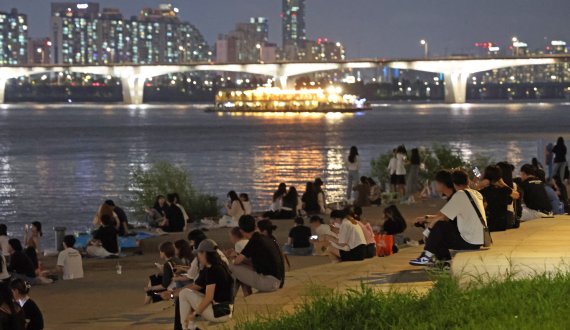 입추(立秋)인 7일 전국에 폭염이 계속된 가운데 서울 여의도한강공원에서 열대야를 피해 나온 시민들이 강변에 앉아 있다.