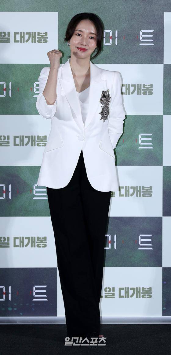 배우 이정현이 5일 서울 용산구 CGV용산아이파크몰에서 진행된 영화 '리미트' 언론시사회에 참석해 포토타임을 갖고 있다. '리미트'는 아동 연쇄 유괴사건 피해자 엄마의 대역을 맡은 생활안전과 소속 경찰 '소은'(이정현)이 사건을 해결하던 도중 의문의 전화를 받으면서 최악의 위기에 빠지게 되는 범죄 스릴러다. 오는 31일 개봉한다. 서병수 기자 qudtn@edaily.co.kr / 2022.08.05.