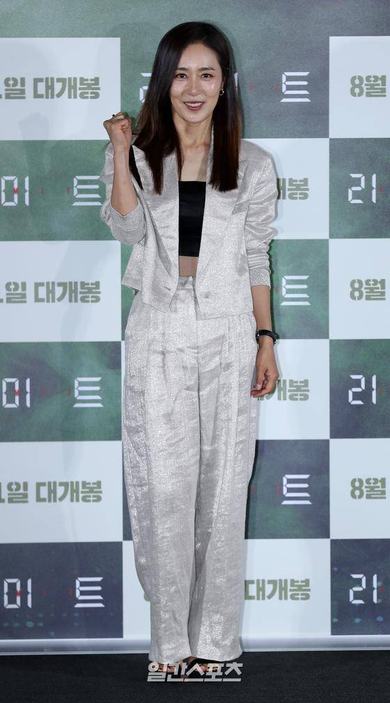 배우 문정희가 5일 서울 용산구 CGV용산아이파크몰에서 진행된 영화 '리미트' 언론시사회에 참석해 포토타임을 갖고 있다. '리미트'는 아동 연쇄 유괴사건 피해자 엄마의 대역을 맡은 생활안전과 소속 경찰 '소은'(이정현)이 사건을 해결하던 도중 의문의 전화를 받으면서 최악의 위기에 빠지게 되는 범죄 스릴러다. 오는 31일 개봉한다. 서병수 기자 qudtn@edaily.co.kr / 2022.08.05.