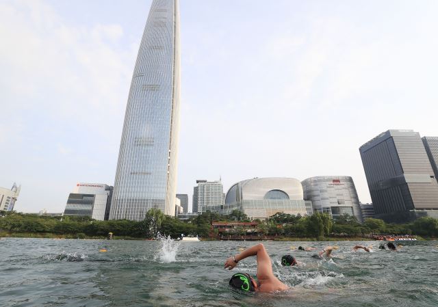 7일 오전 서울 송파구 석촌호수에서 '2022 LOTTE Oe Race'  참가자들이 수영을 하고 있다. 이한결 기자