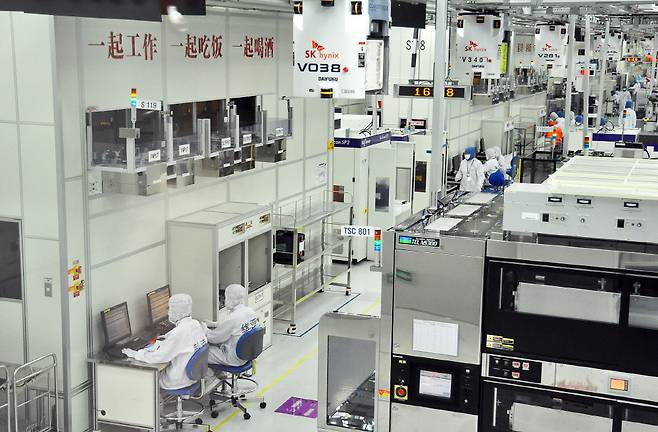 삼성전자는 낸드플래시의 40%, SK하이닉스는 D램의 50%를 중국에서 생산하고 있다. 사진은 중국 장쑤성 우시의 SK하이닉스 반도체 공장 내부 모습. [매경DB]